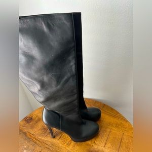 Black heeled boots